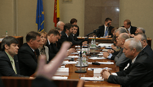) Politikams nuo &scaron;iol nebus mažinamos i&scaron;mokos dėl nedalyvavimo posėdžiuose.