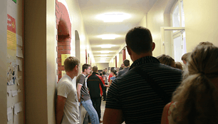 Penktadienį Klaipėdos universitete - jaunuolių sujudimas.