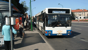 Kai kurie autobusų keleiviai tvirtina negalintys pasipildyti mėnesinio elektroninio bilieto prekybos centro kasose. 