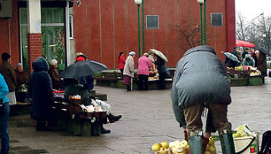 Pareigūnai nėra linkę griežtai bausti be leidimų prekiaujančių žmonių, tačiau pirkti iš jų nepataria.