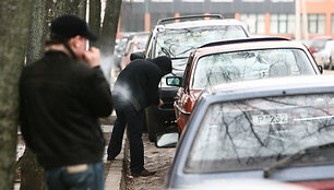 Automobilius linksmybėms dažniausiai vagia nepilnamečių grupės, vėliau apdaužytą automobilį paliekančios likimo valiai. 