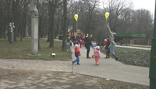 Skulptūrų parke varžėsi šachmatininkai, mankštinosi sporto aistruoliai, linksmino klounai, buvo vaišinamasi karšta arbata.