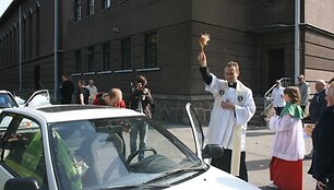 Dekanas kunigas V.Viktoravičius &scaron;ventina automobilius. 2010 m. rugsėjo 26 d.