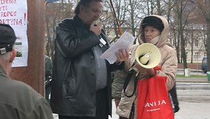 Lietuvos žmogaus teisių stebėtojų sąjungos pirmininkas J.Sinkevičius teigė, kad piketuos dar ne vieną kartą. 2010 m. lapkričio 6 d. 