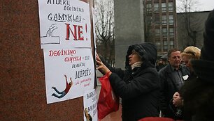  Piketuotojai prie paminklo kabino prie&scaron;i&scaron;kų nuomonių plakatus dėl planuojamų termofikacinės elektrinės statybų. 2010 m. lapkričio 6 d. 