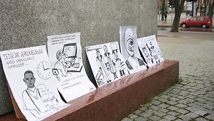 Protesto akcijos dalyviai i&scaron;dėliojo teisėsaugos bei politikos atstovus atspindinčias karikatūras. 2010 m. lapkričio 6 d. 