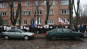 Į protesto akciją susirinko minia žmonių. 