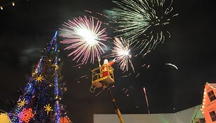 Kalėdų Senelis tradici&scaron;kai įžiebė miesto eglę. 2010 m. gruodžio 4 d.