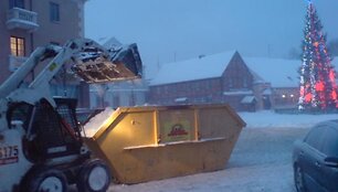 Sniegas i&scaron;vežamas į aik&scaron;teles, esančias Žardėje bei Pievų gatvėje. 2010 m. gruodžio 21 d.