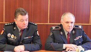 B.Ivanauskas (k.) ir V.Telyčėnas (d.) džiaugėsi, kad žmonių pasitikėjimas policija didėja. 