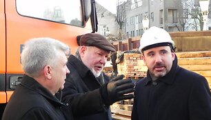 Meras R.Tara&scaron;kevičius, Klaipėdos dramos teatro vadovas G.Pranckūnas, kultūros ministras A.Gelūnas apžiūri teatro rekonstrukciją. 2011 m. vasario 9 d.