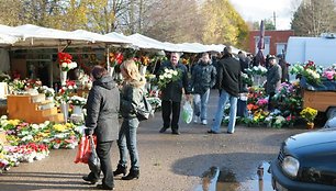 Prekybą prie kapinių gali administruoti savivaldybė arba turgus.