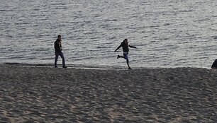 Į Melnragę linksmai laiką praleisti susirinko jaunimas. 2011 m. balandžio 3 d.