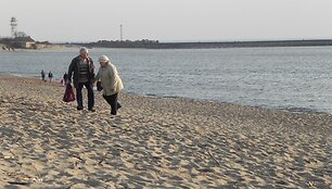 Romanti&scaron;kas pasivaik&scaron;čiojimas už rankučių. 2011 m. balandžio 3 d.