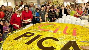 Velykinio pyrago biskvitui i&scaron;kepti ir jogurtiniam kremui pagaminti prireikė 10 kilogramų miltų.