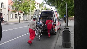 Vos be sąmonės apsvaigusį jaunuolį medikai i&scaron; H.Manto gatvės i&scaron;gabeno į ligoninę.