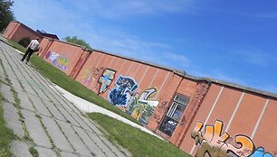 ) Prekybos tinklo &bdquo;&Scaron;ilas&ldquo; atstovai įvertino, kad sienas apipai&scaron;ę vandalai pridarė apie 15 tūkst. Lt žalos. 