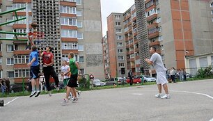 Apleistos krep&scaron;inio aik&scaron;telės renovacija &ndash; Nacionalinės pastatų administratorių asociacijos iniciatyvos &bdquo;Mūsų kiemas&ldquo; dalis. 