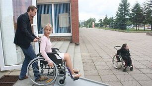 Sėdintis vežimėlyje neįgalusis be pagalbos uostamiestyje nei&scaron;siverstų. 