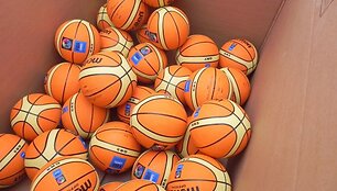 Pripūstus kamuolius žmonės metė į karto dėžes.