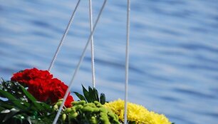 Į jūrą bud leidžiami vainikai.