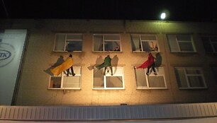 2009-aisiais renginyje pasirodė alpinistai, nusileidę kolegijos sienomis.