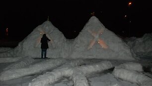 Pernai Laisvės gynėjų dienai skirtas paminklas buvo lipdomas i&scaron; sniego.