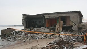 Jūros bangos buvo negailestingos žvejų nameliui, kuriame laikyti įvairiausi įrankiai žvejybai. 