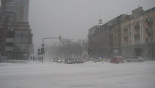 Per pietus įsismarkavusi pūga trikdė eismą ir miesto centrinėse gatvėse. 