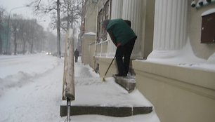 Per naktį Klaipėdoje sniego danga padidėjo iki keliasdešimt centimetrų. 