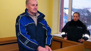 Į teismą nuosprendžio i&scaron;klausyti atvestas Bronius B. neslėpė veido. Vyras už mažametės seksualinį prievartavimą nuteistas 6 metams. Nuosprendis dar gali būti skundžiamas auk&scaron;tesnės instancijos teismui. 