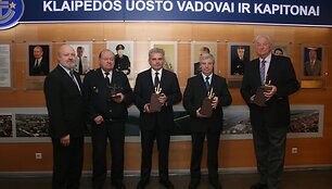 Klaipėdos valstybinio jūrų uosto direkcijos pastate atverta istorinis stendas. Į jo pristatymą atvyko Eugenijus Getvilas, buvęs uosto kapitonas Nikolajus Severinčikas, buvę uosto vadovai Kęstutis Bartkevičius, Vytautas Paulauskas ir Valentinas Greičiūnas., 