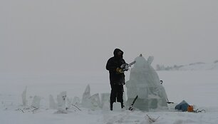 Kur&scaron;ių nerijoje artėjančiai &bdquo;Stintapūkio&ldquo; &scaron;ventei kuriamos ledo skulptūros. 