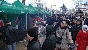 Vasarį vykstantį tradicinė stintų &scaron;ventė pritraukia minias žmonių. 