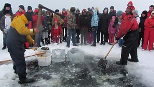 Kuršių nerijoje prisimintas archajiškas žvejybos būdas. 