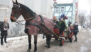 Į šventę - pasikinkius žirgą. 