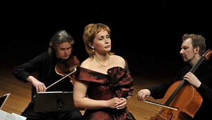 Aistė &Scaron;irvinskaitė sekmadienį dainuos Klaipėdos muzikinio teatro Kolonų salėje. 