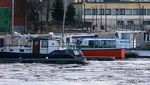 Keli pramoginiai laivai liko žiemoti uostelyje. 