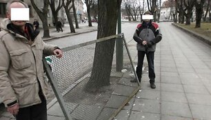 Du benamiai vidury dienos Klaipėdos gatvėmis ne&scaron;ėsi pavogtą universiteto tvorą.