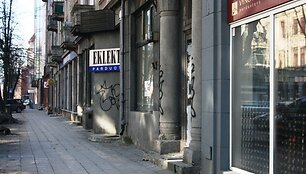 Klaipėdos savivaldybė naujomis taisyklėmis įpareigojo pastatų &scaron;eimininkus prižiūrėti savo turtą ir nuvalyti statinius darkančius užra&scaron;us. 