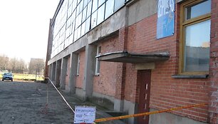 Klaipėdos futbolo mokyklos pastatas jau kelia pavojų praeiviams.