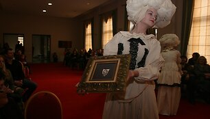 Klaipėdos teatralams įteiktas tradicinis apdovanojimas - &bdquo;Padėkos kaukė&ldquo;. Juvelyrikos miniatiūrą sukūrė Vidas Bizauskas.