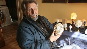 Vytautas Kusas meno kūriniams panaudojo a&scaron;tuonių pauk&scaron;čių rū&scaron;ių kiau&scaron;inius.