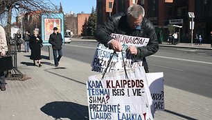 Į piketą Klaipėdoje kai kurie piketuotojai atsinešė krūvas plakatų ir ilgai ieškojo tinkamų šiam. 