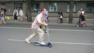Ant paspirtukų lipo ir tėveliai.