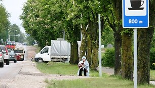 Į neviltį dėl lietingų orų puolę kambarių nuomotojai nė nebepastebi, jog lenteles klientams vilioti laiko auk&scaron;tyn kojomis.