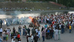 Ant Jonų kalno tradici&scaron;kai uždegtas Joninių laužas.