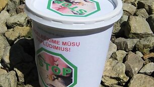 Vienkartinė peleninė gali tarnauti visą dieną. I&scaron;einant i&scaron; paplūdimio ją reikia tiesiog i&scaron;mesti.