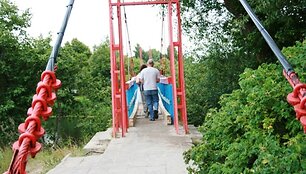 &Scaron;ventosios tiltas jau visai susenęs, nepaisant to nebetinkamu naudoti tiltu &scaron;iltosiomis dienomis pereina tūkstančiai poilsiautojų