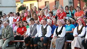 Šventėje dalyvauja folkloro ansambliai iš 24 šalių. 